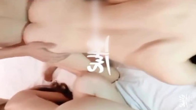 미녀가 당신을 데리고 술밭의 육림을 즐깁니다.