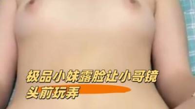 최상품 여동생이 얼굴을 내밀어 늑대친구에게 보여주자, 파도는 신음소리를 내며 떨기까지 했습니다.