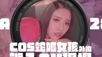 The female cosplayer of Elephant Media was approached by a street vendor to shoot an AV