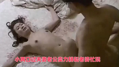젊은 부부가 맞벌이 부부, 남편이 열심히 일하고 아내가 바쁘게 논다.